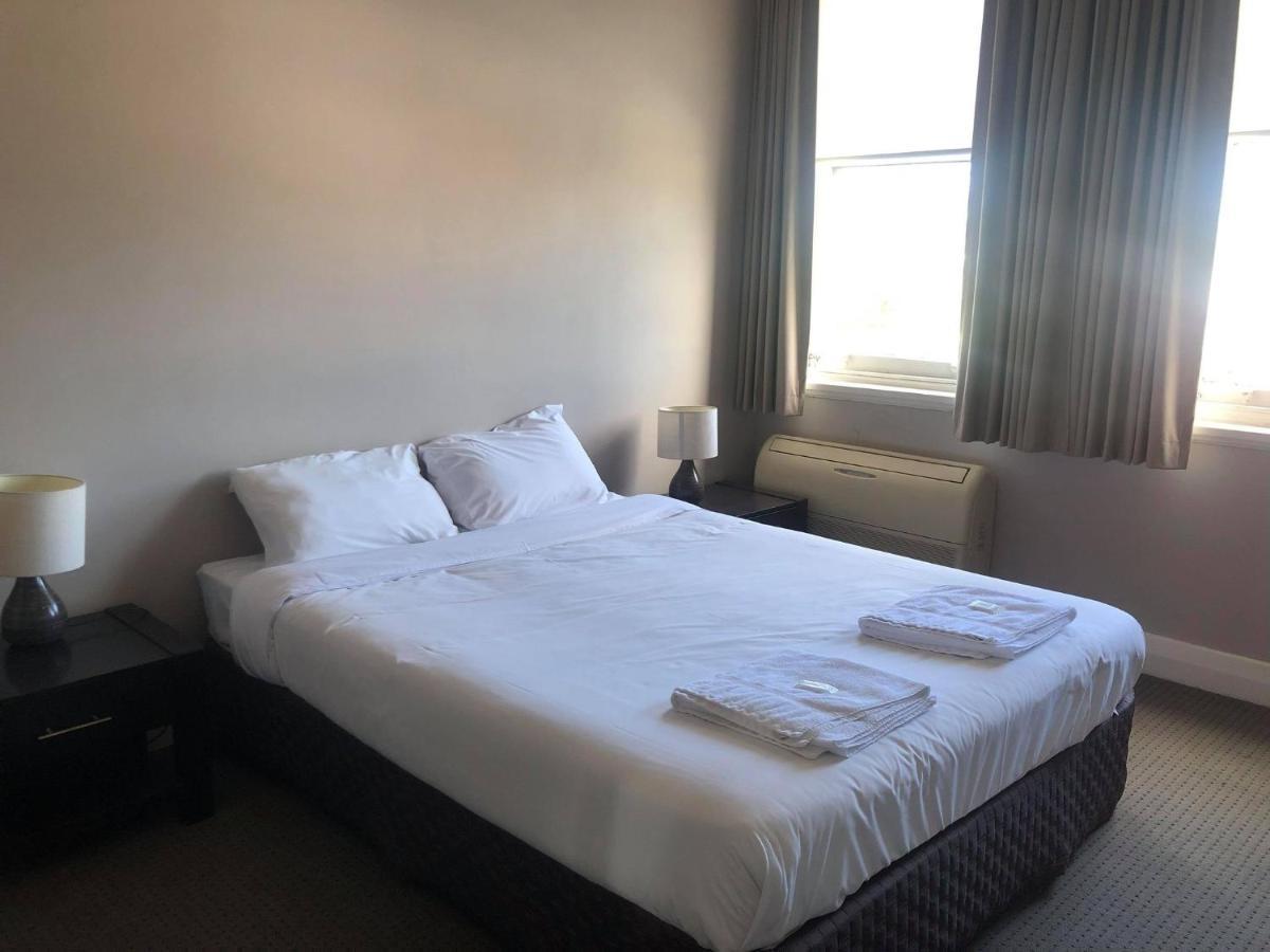 The Young Street Hotel Carrington Екстериор снимка