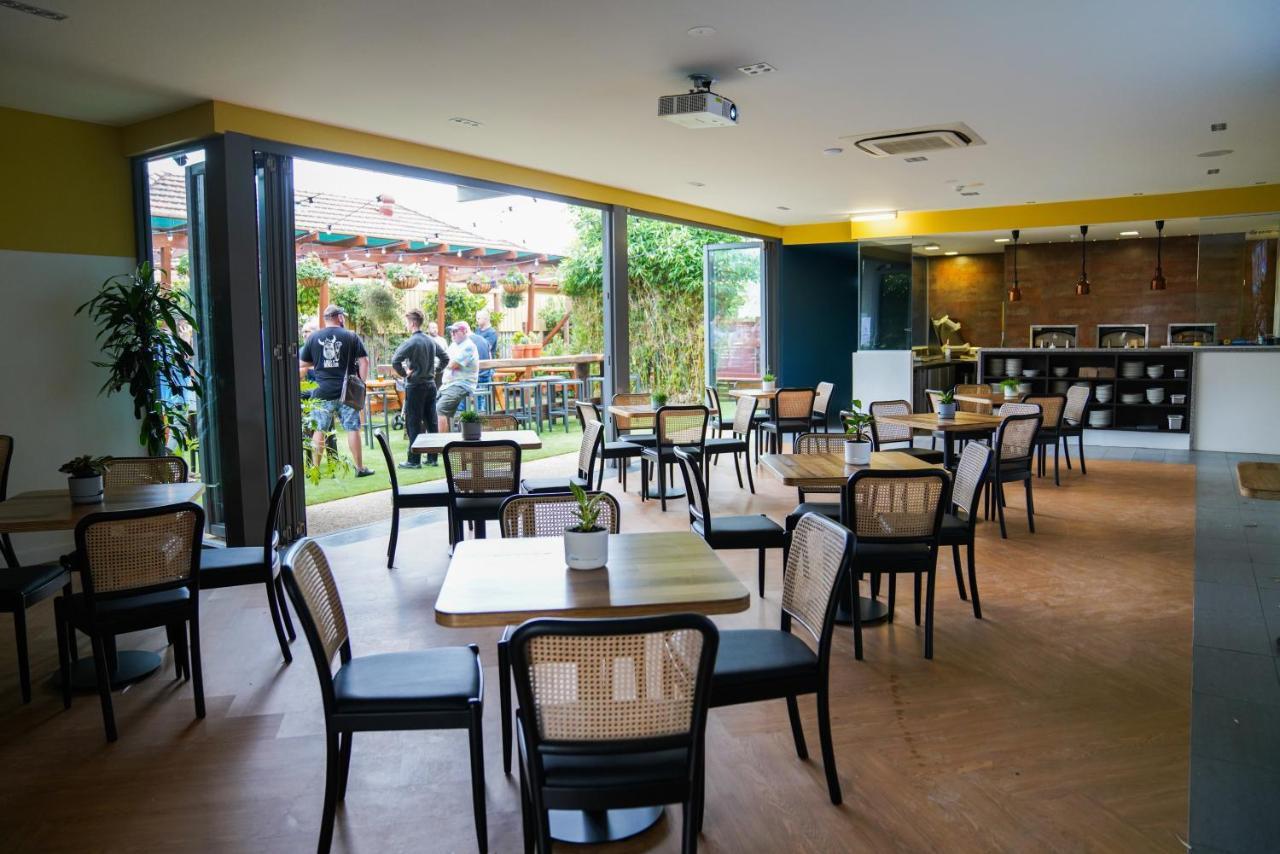 The Young Street Hotel Carrington Екстериор снимка