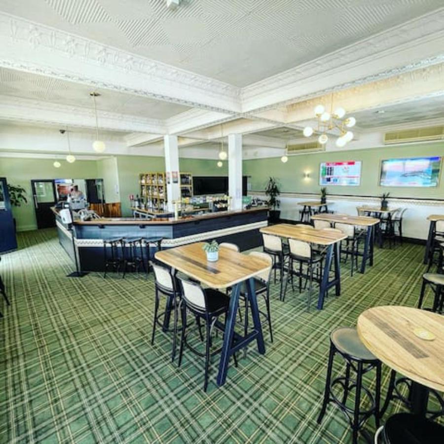 The Young Street Hotel Carrington Екстериор снимка